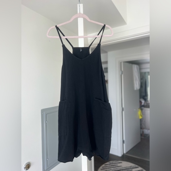 Black Sleeveless Romper with Pockets - Picture 6 of 10